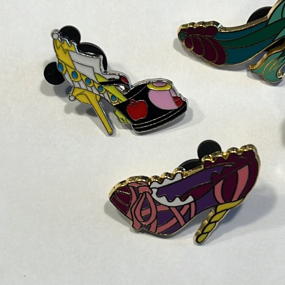 Disney villians shoe 👠 4 pins Crulla - Evil Queen -Rupunzel -Aiel 🐠 - Picture 2 of 4